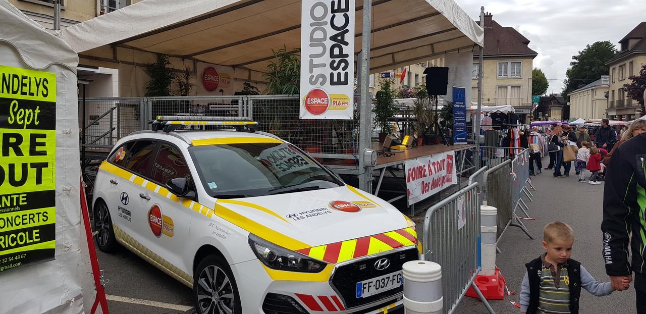 Foire à Tout des Andelys, podium live central avec Espace !