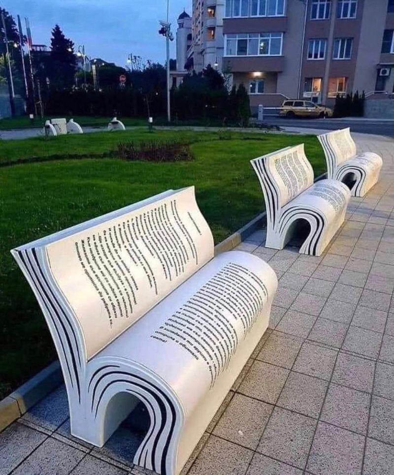 Lire sur un banc public