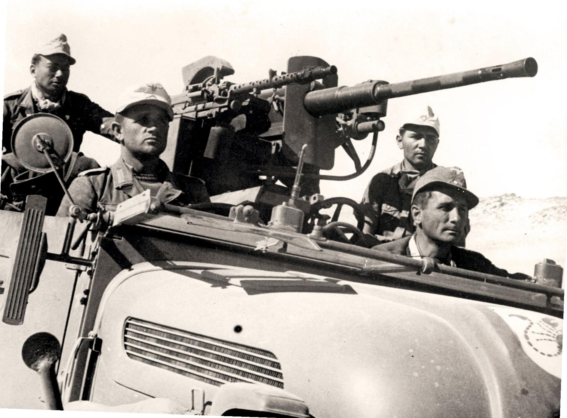 Les fiers guerriers de l'Afrikakorps en panne de soutien logistique dans le désert de Libye