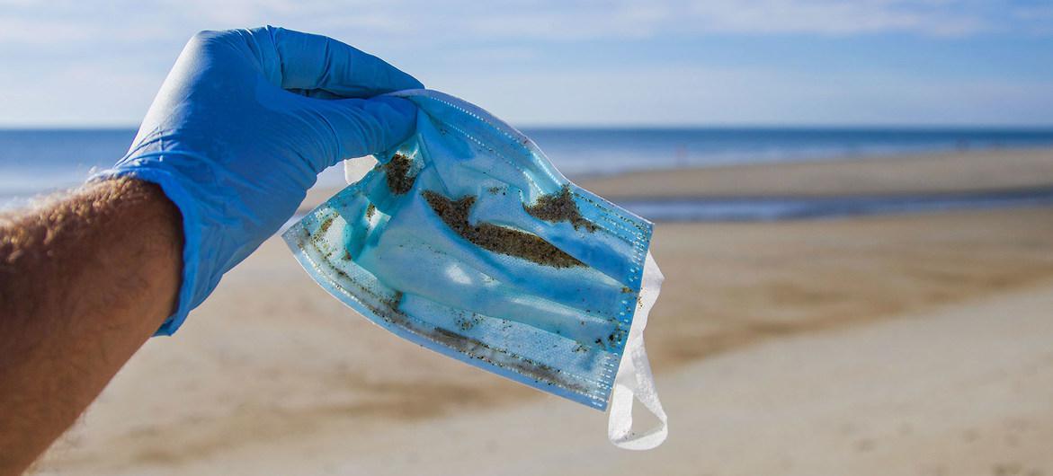Nos masques pollueront la Terre pendant 450 ans