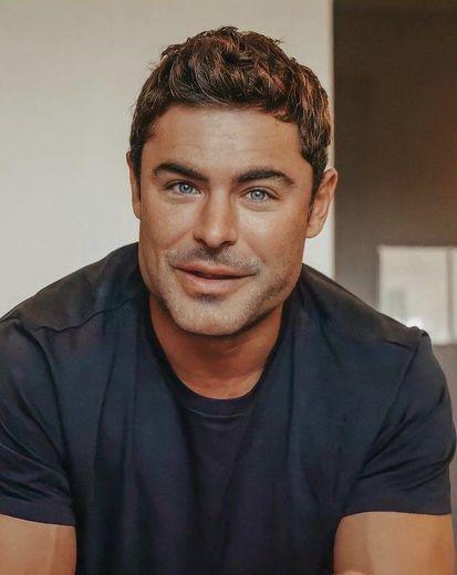 Choc : Zac Efron apparait avec un nouveau visage !