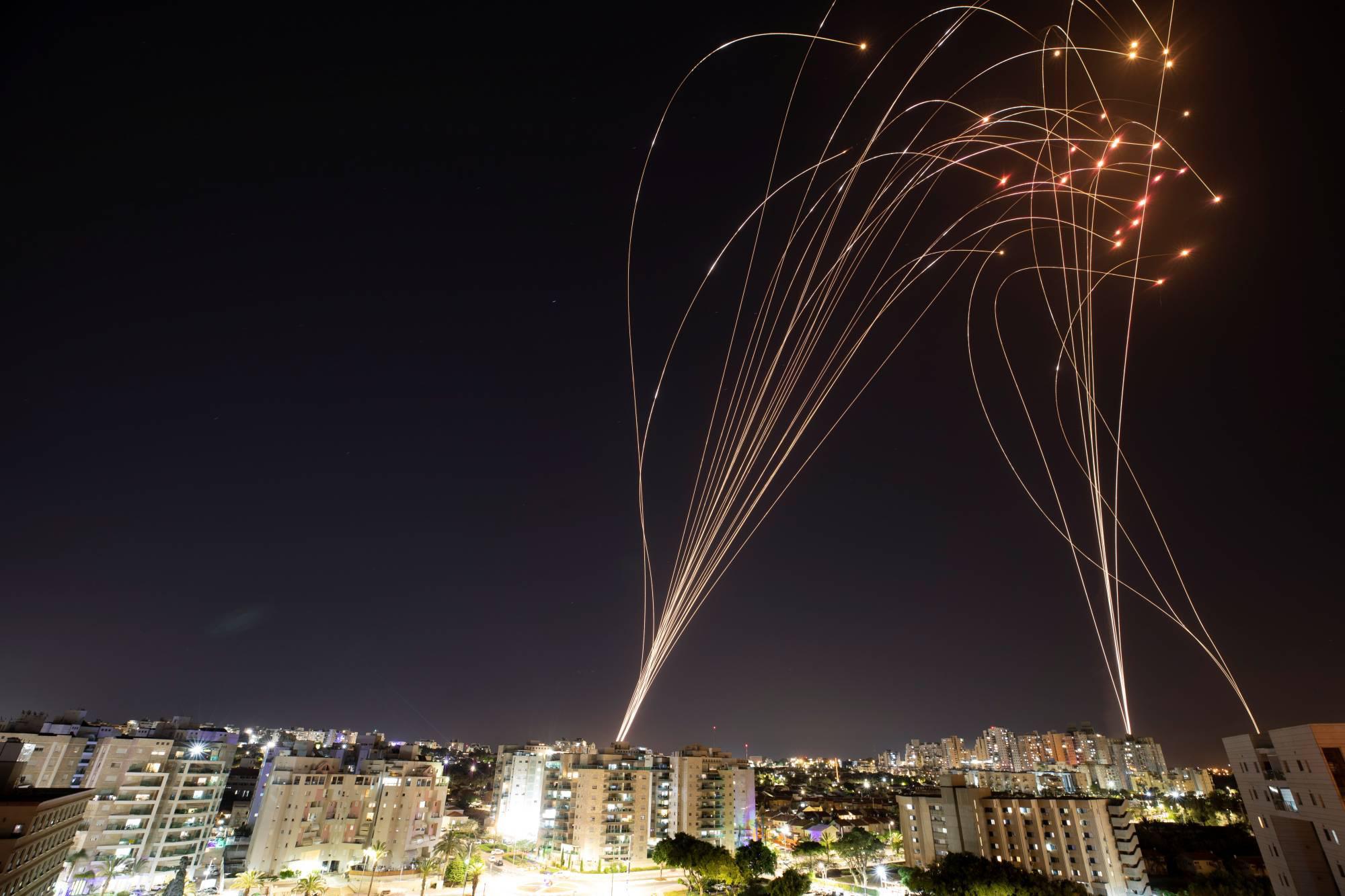 Missiles palestiniens et contre-missiles israéliens éclairent la nuit