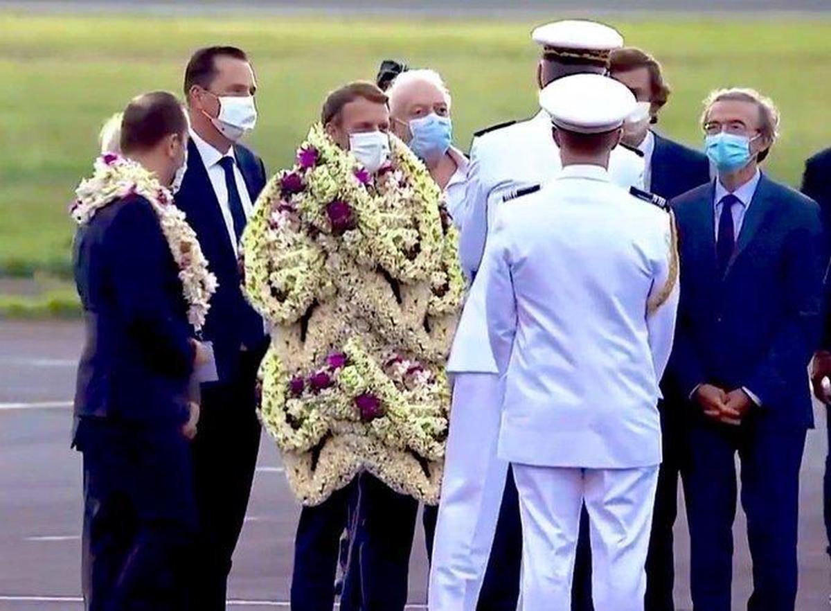 Emmanuel macron recouvert de fleur en Polynésie, vrai ou faux ?