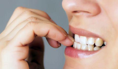 Se ronger les ongles : Causes et solutions