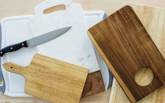 Planche à découper : astuce pour enlever les traces de couteau
