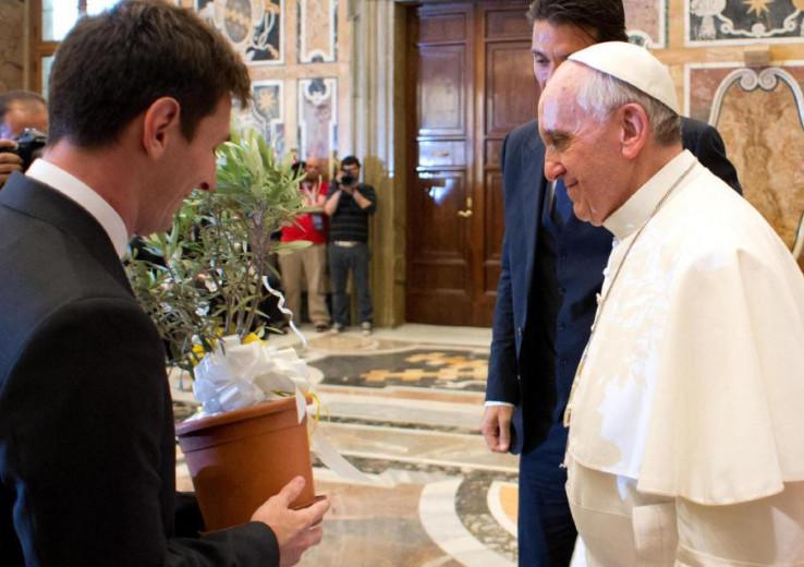 Messi reçoit un maillot dédicacé par le pape François