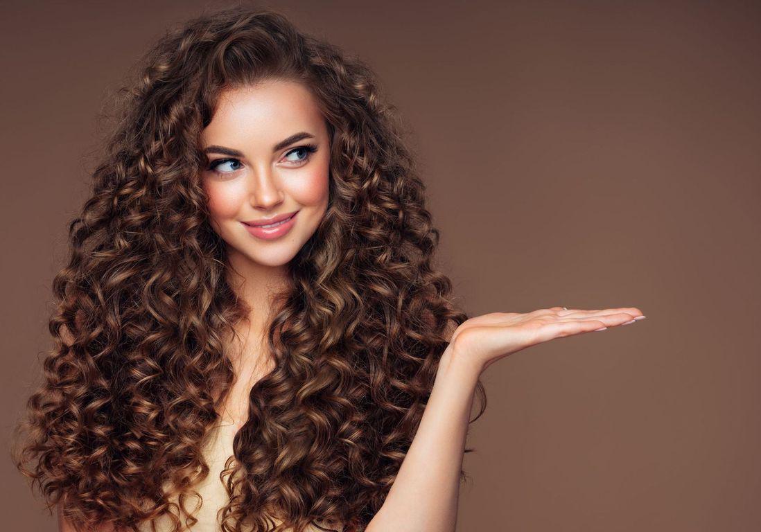 Cheveux bouclés : quelle routine capillaire adopter ?