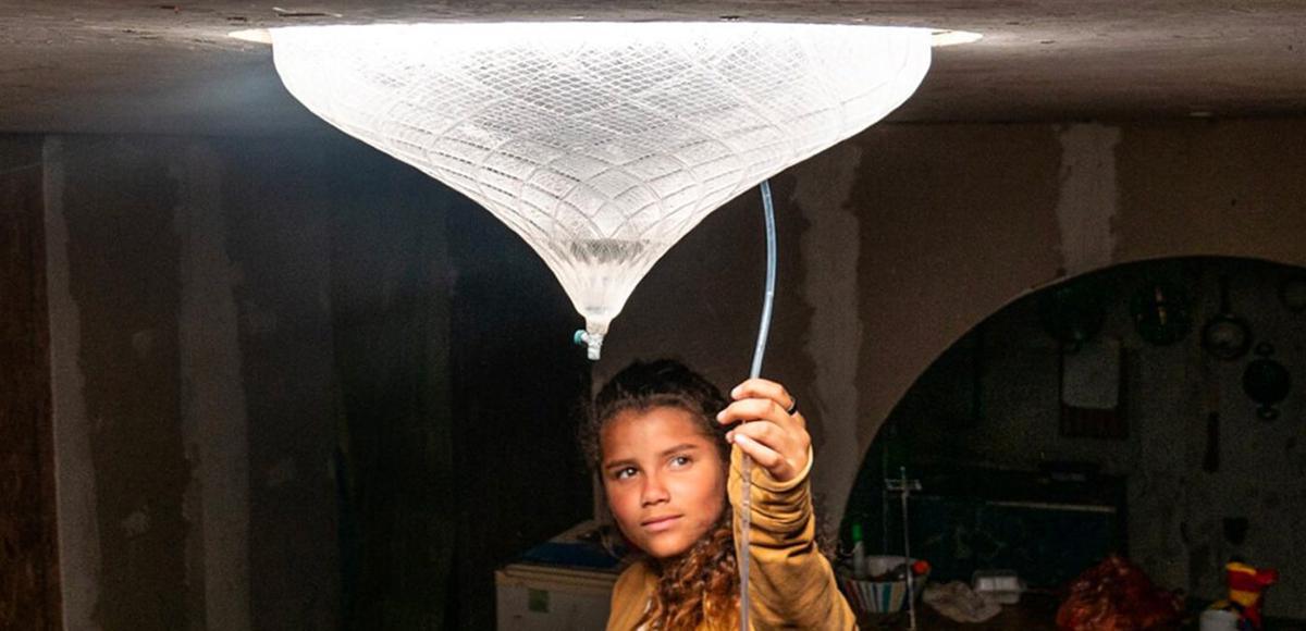 Découvrez cette invention lumineuse qui transforme l’eau de mer en eau potable