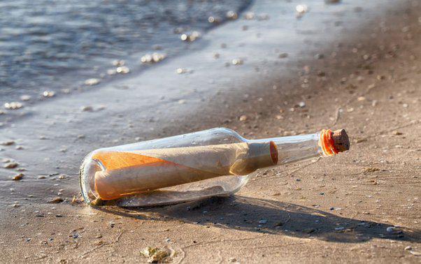 Angleterre : une bouteille avec des lettres d'amour retrouvée 50 ans après
