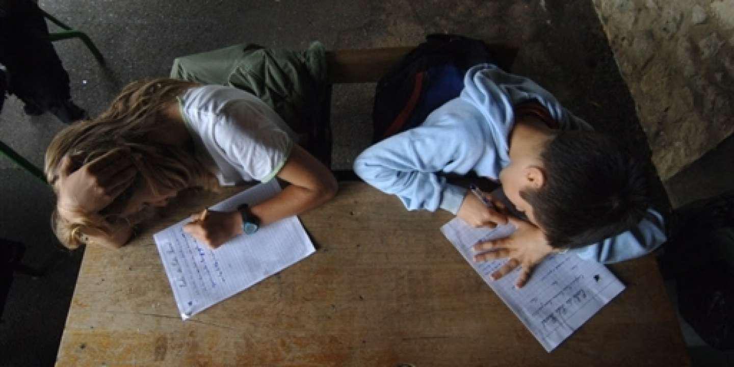 Pourquoi les filles battent les garçons à l'école et les perdent au bureau