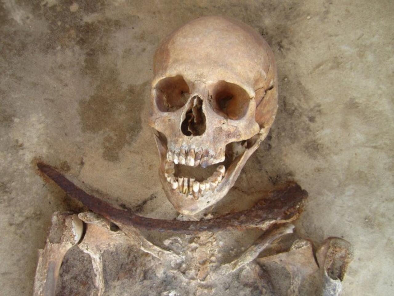 Des archéologues déterrent un squelette de "vampire”