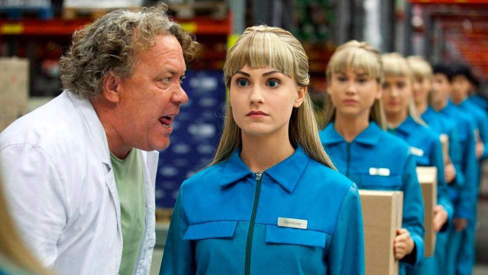 Dans la série suédoise “Real Humans”, des humanoïdes presque indifférenciables des humains naissent dans une société qui les exploite et les maltraite. ©Sveriges Television/Matador Film AB