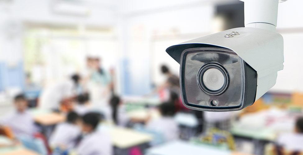 Surveillance scolaire : entre sécurité et menace pour les élèves