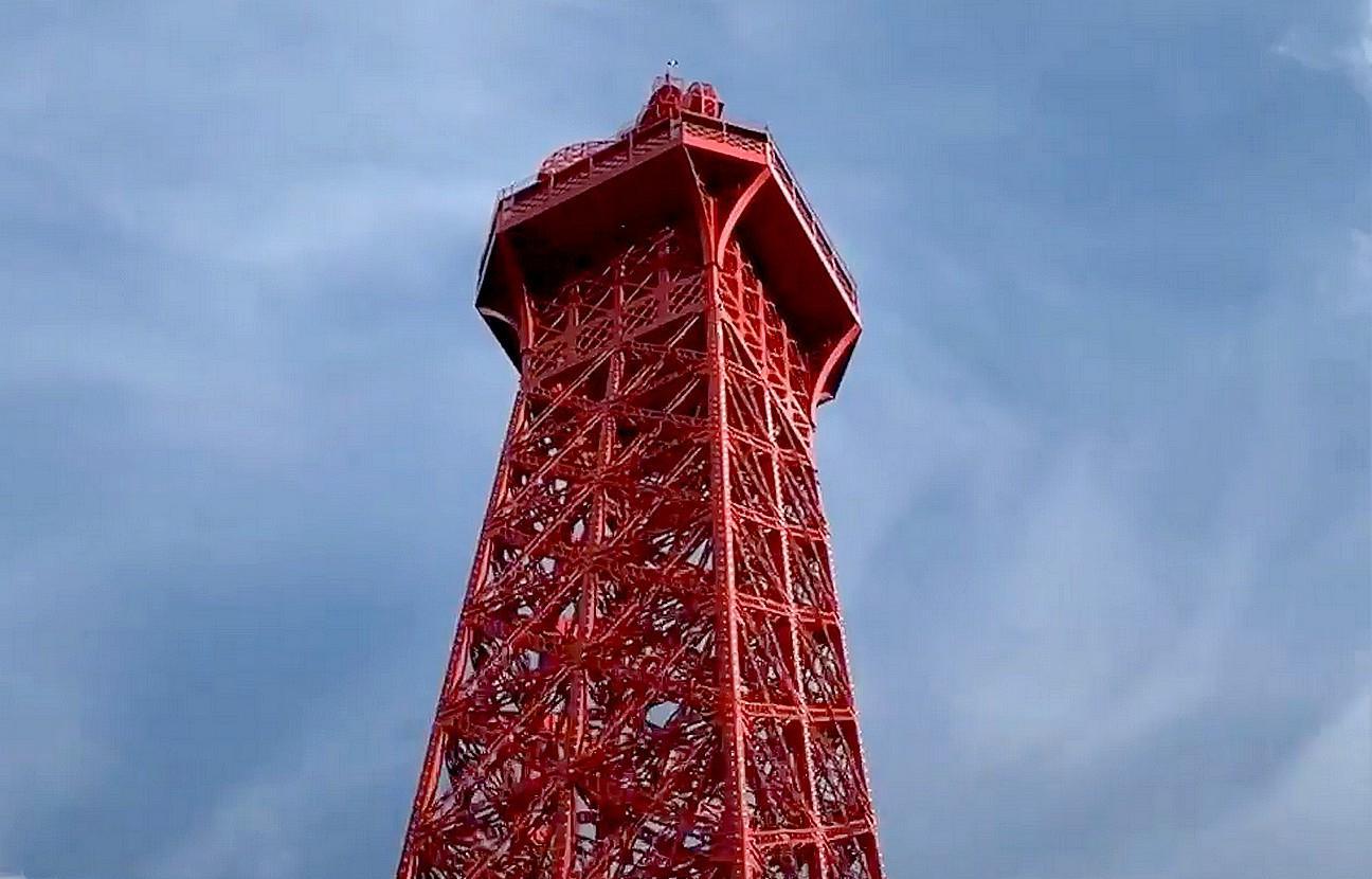 Un retraité et ses petits-fils fabriquent une réplique de la Tour Eiffel à l’échelle 1/10e