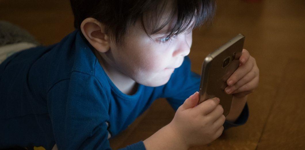 Ne privez pas vos enfants d'écrans, mieux vaut les y éduquer !