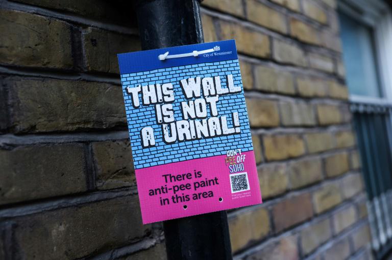 Londres : une peinture « anti-pipi » pour empêcher les hommes d’uriner dans la rue
