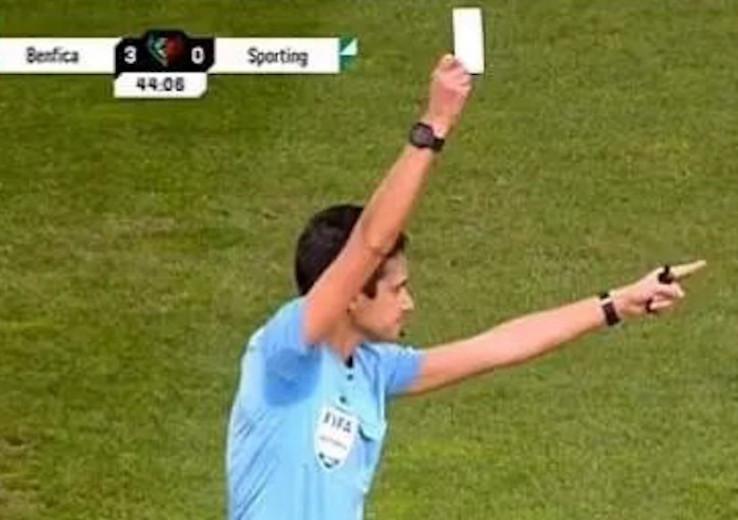 Une première, l’arbitre sort un carton blanc !