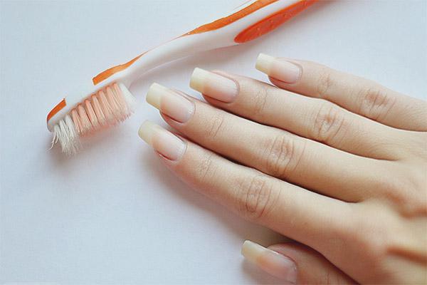 Pourquoi mettre du dentifrice sur les ongles ?