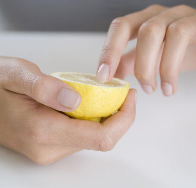 Pourquoi mettre du dentifrice sur les ongles ?