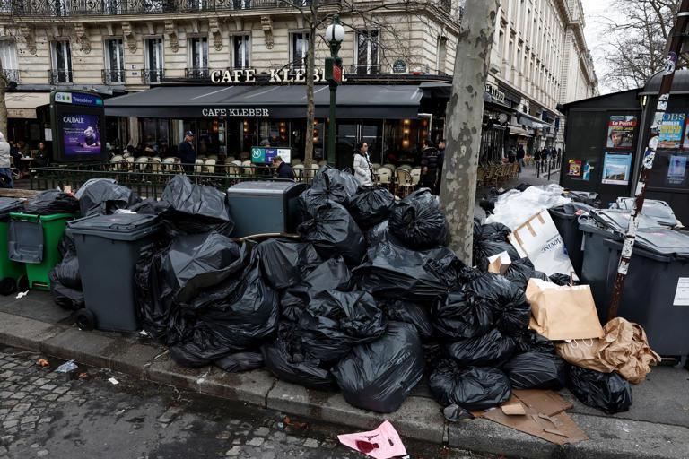 Paris : grève d'éboueurs, les poubelles occupent les rues