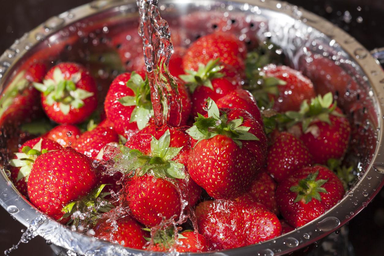 Les fraises sont pleines de pesticides : voici comment mieux les nettoyer