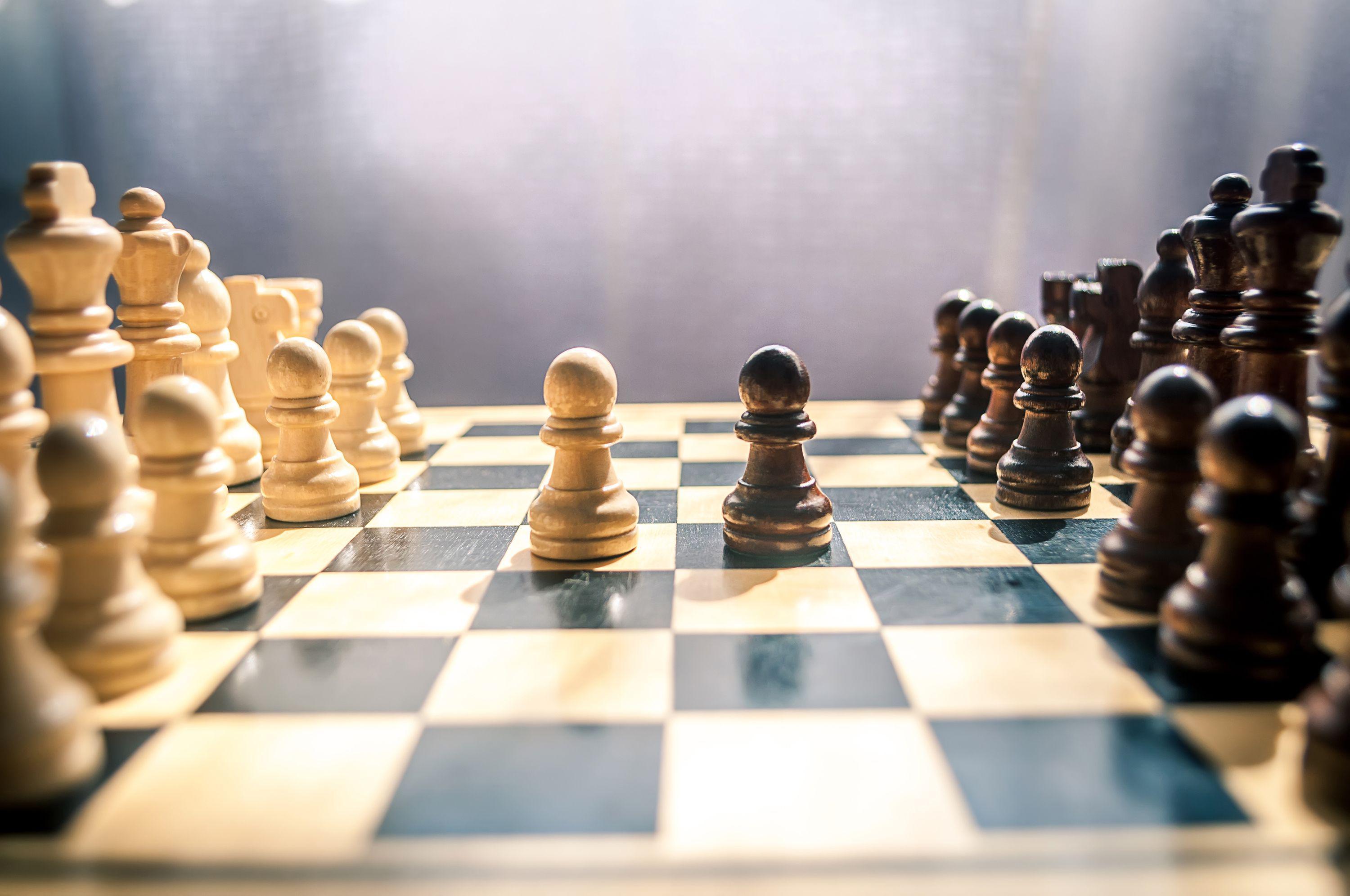 Cet homme se cache sous un niqab pour tenter de gagner un tournoi féminin d'échecs