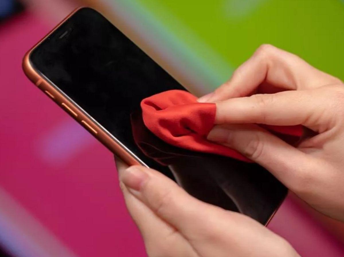 Un nid à bactéries : voici comment nettoyer votre smartphone correctement