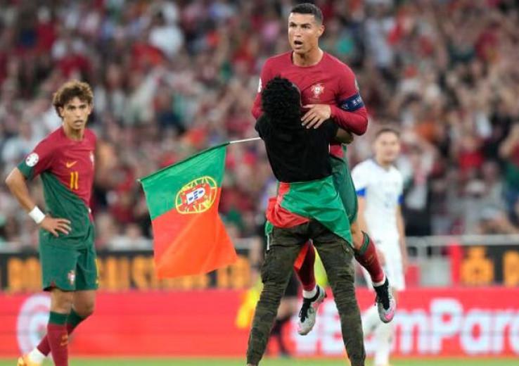 Un supporter de Ronaldo fait preuve d'un enthousiasme inhabituel et insolite