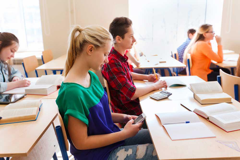 Aux Pays-Bas, les téléphones portables seront bannis des classes à partir de 2024