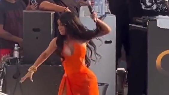 Cardi B visée par une enquête après avoir jeté son micro sur le public