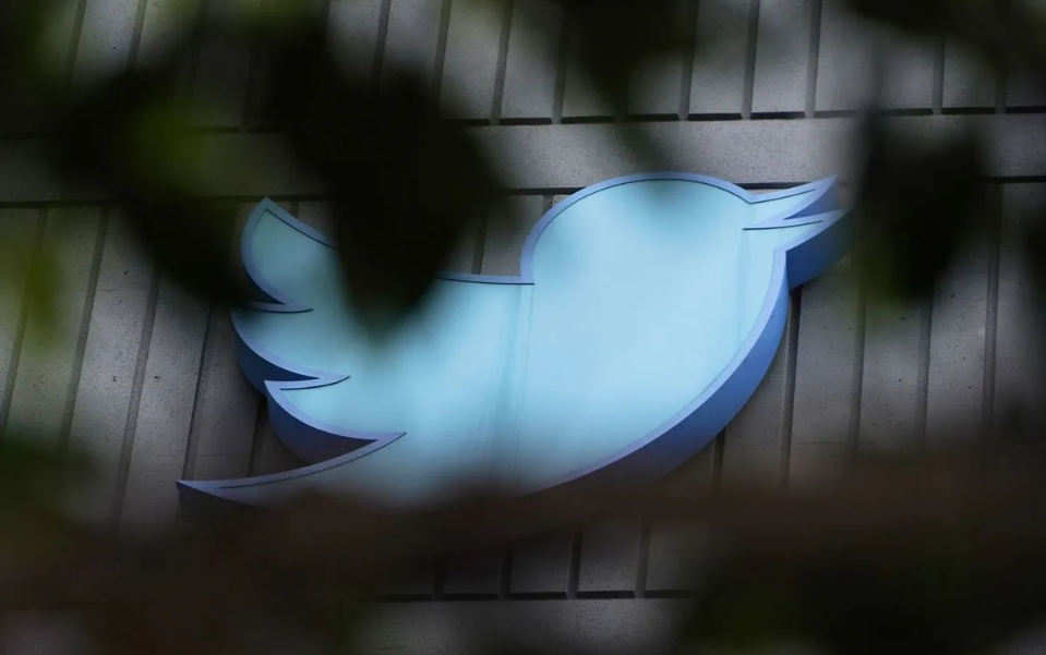 X met en vente aux enchères une collection d'objets siglés Twitter