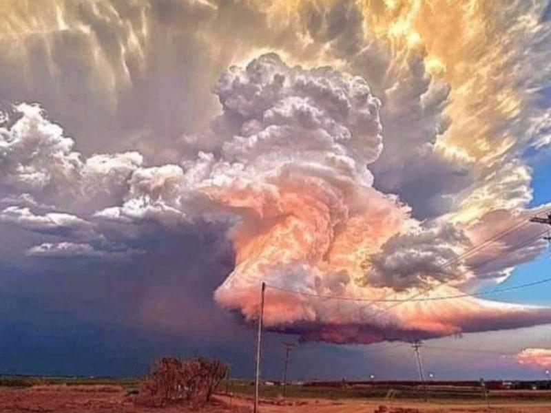 Un orage illuminé par un début de coucher de soleil
