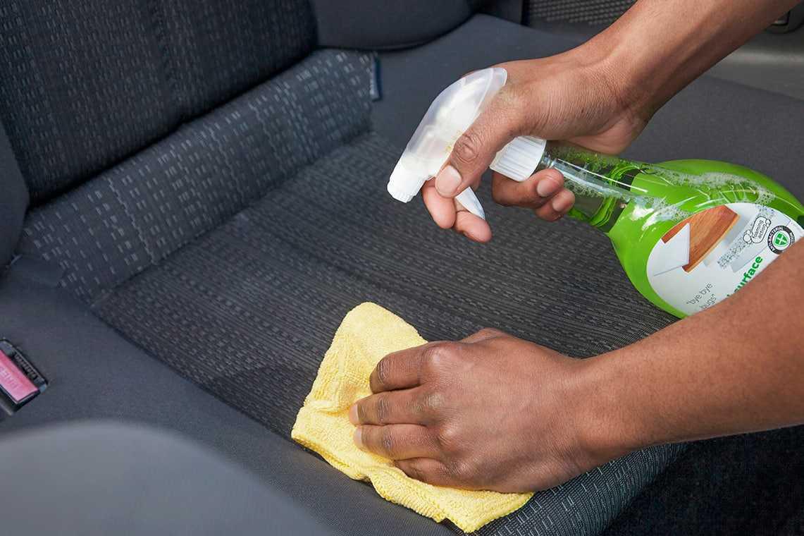 Comment nettoyer les taches sur les sièges d'auto avec du bicarbonate de soude