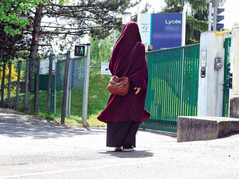 La mission française au Maroc suit la France en interdisant le voile et l’abaya aux élèves