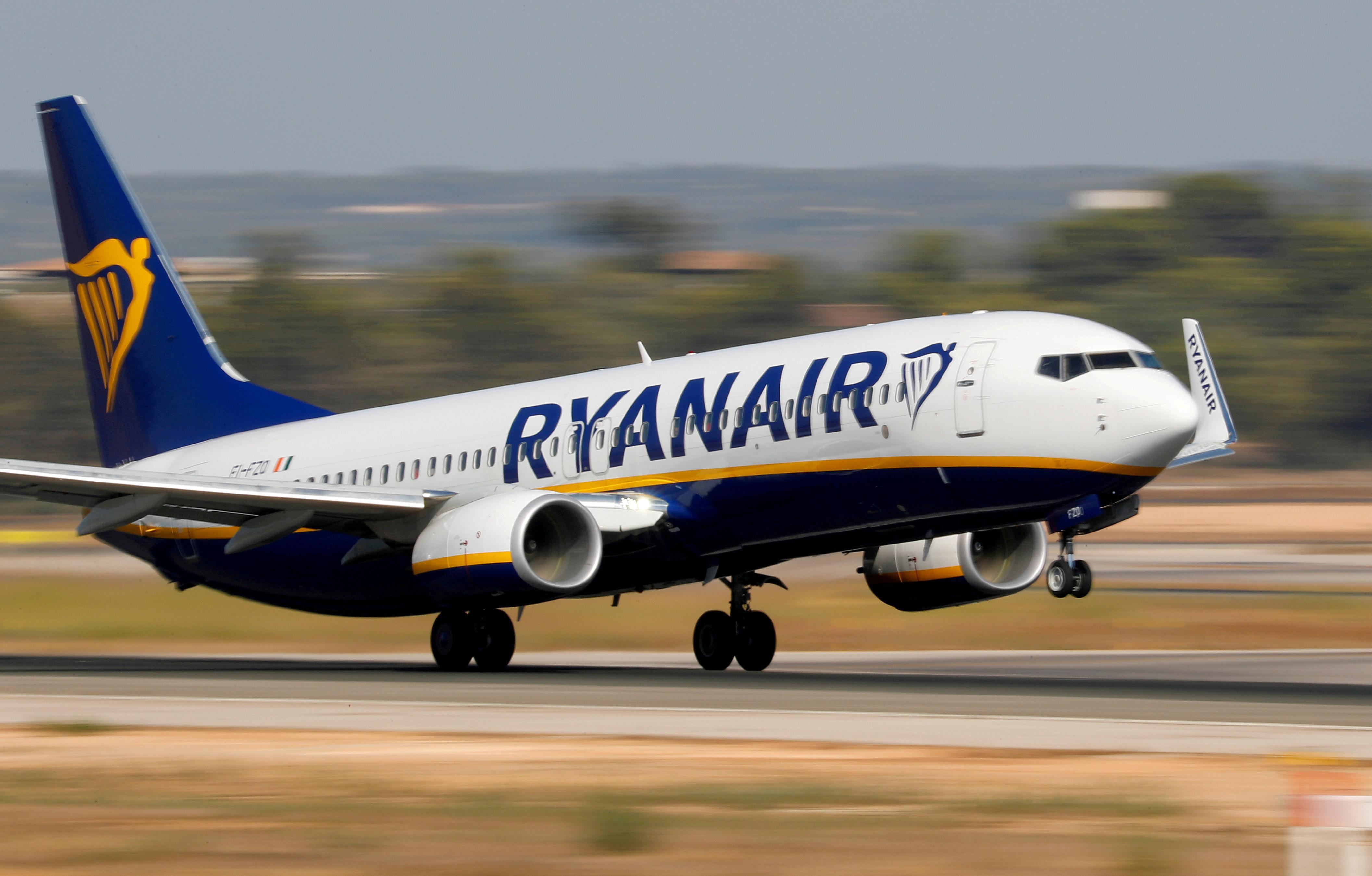 Un avion décolle alors que sa porte est ouverte, puis est contraint de faire demi-tour
