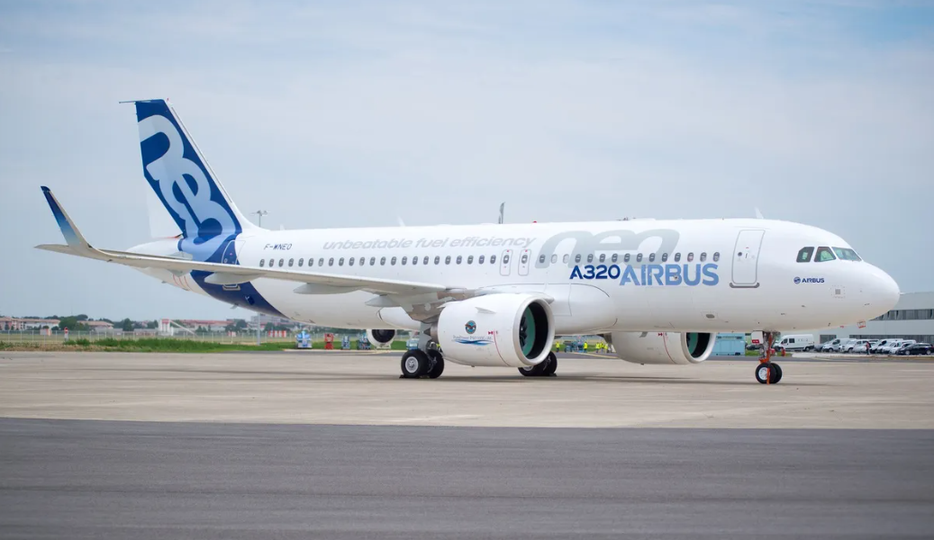 Un Airbus heurte le sol violemment, provoquant des flammes à la sortie du moteur