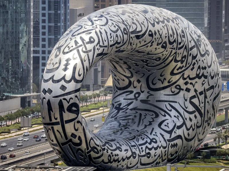 Skate & Script : une exposition mêlant calligraphie arabe et skateboards à Casablanca