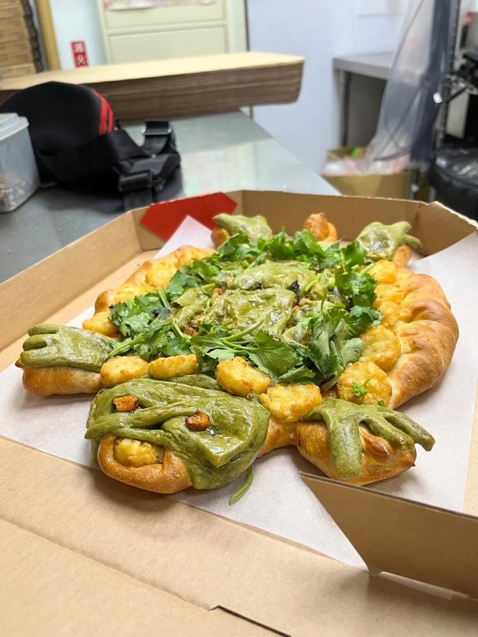 Une étrange pizza… à la forme d’une tortue