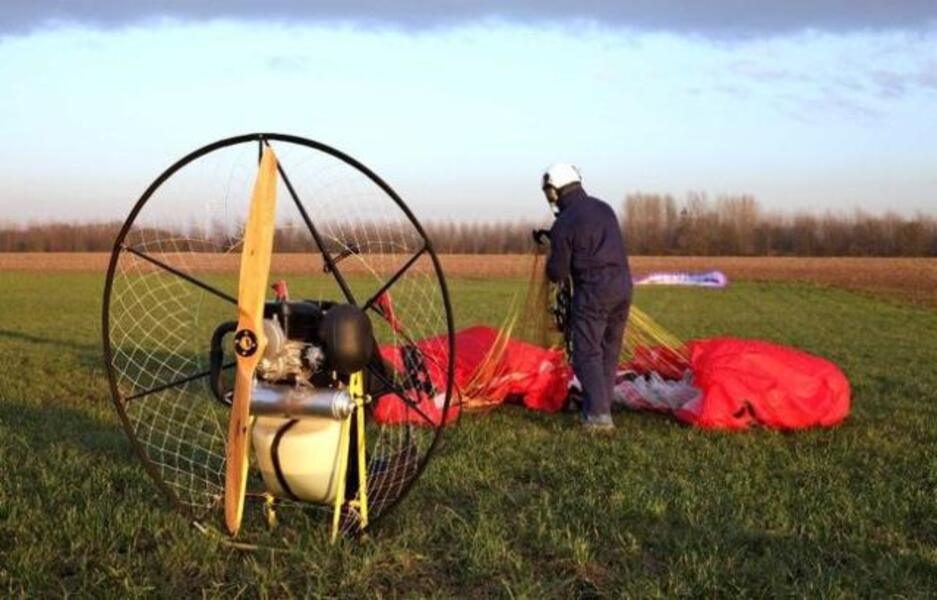 Un pilote frôle la mort dans un crash de paramoteur, sa vidéo fait le buzz