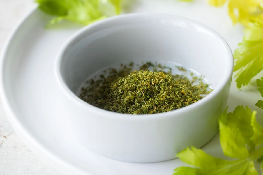 La recette du sel de céleri : une alternative saine au sel