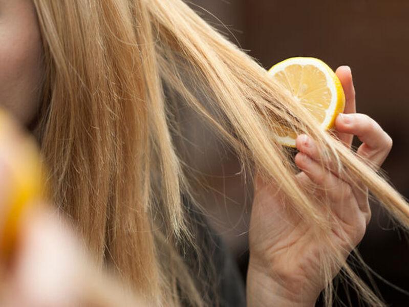 Éclaircir les cheveux avec du citron : une astuce à éviter cet été