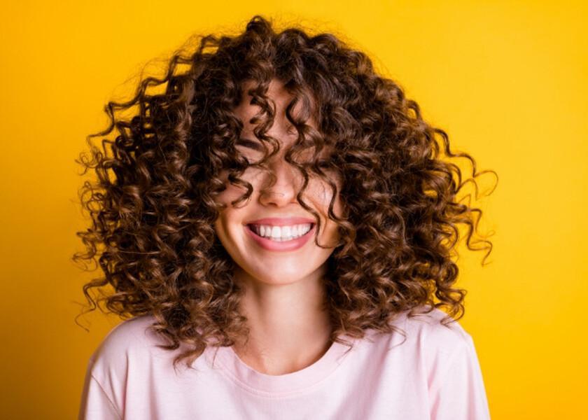 Cheveux bouclés : la recette d’une crème miracle