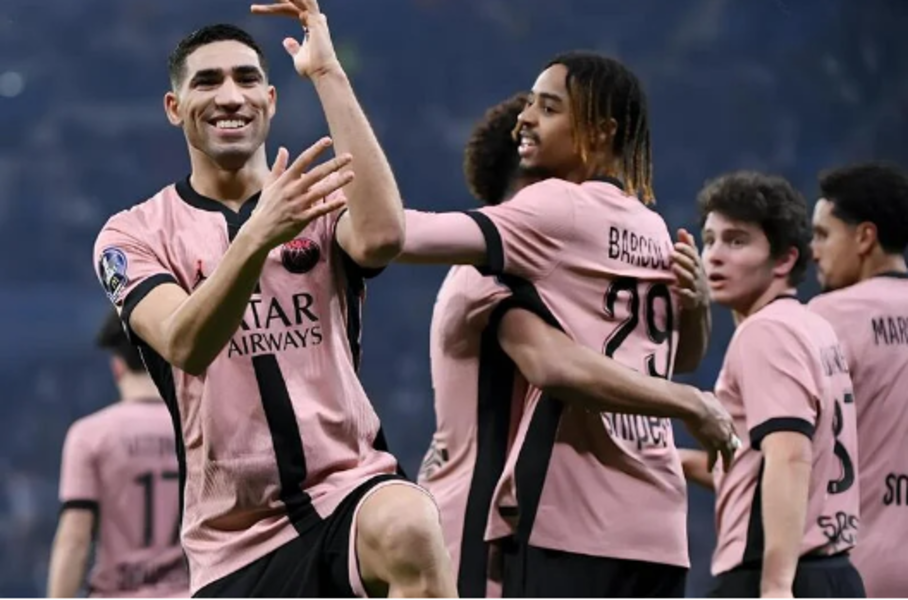 Achraf Hakimi brille face à l’OL : un doublé décisif et une célébration qui fait le buzz