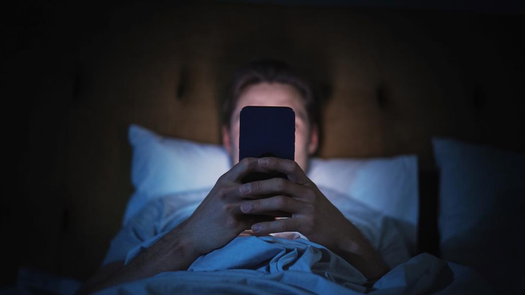 Moins de sommeil, plus de profits : comment la tech vampirise vos nuits