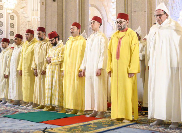 Sa Majesté le Roi a célébré la prière de l’Aïd Al-Fitr à la mosquée « Ahl Fès » située à Rabat.