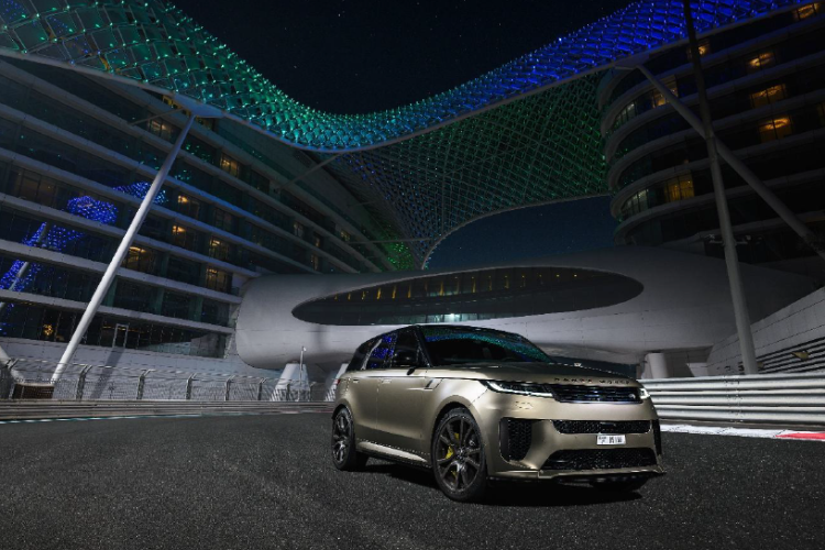Le Range Rover Sport SV s'impose à Yas Marina