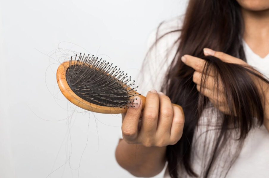 Cheveux qui tombent au printemps : faut-il s’inquiéter ?