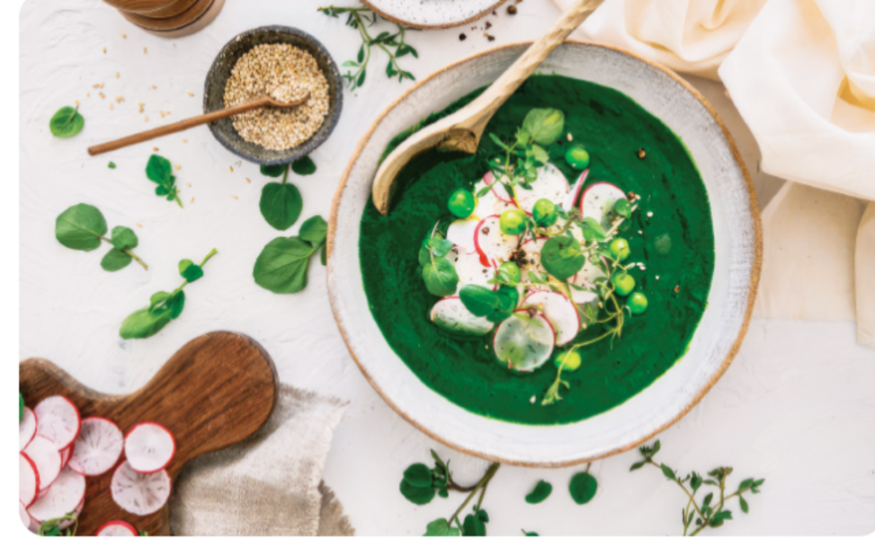 Velouté vert aux épinards et petits pois, simple et réconfortant