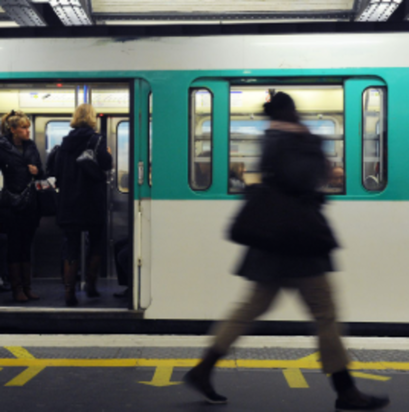 Pourquoi les transports publics restent un cauchemar pour les femmes l’été ?