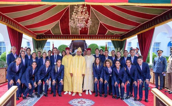 Sa Majesté le Roi honore l’équipe nationale féminine en preésence du Président de la FIFA
